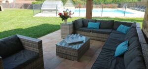 La terrasse avec piscine offre un espace de détente privilégié. Entre baignades, moments de repos et repas en extérieur, profitez d’un cadre paisible et naturel.